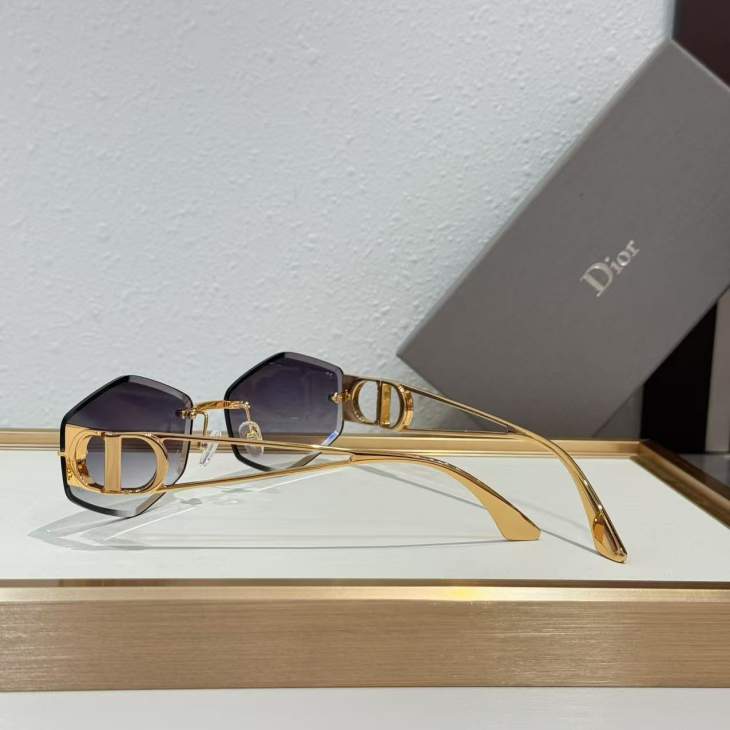 Picture of Dior Sunglasses _SKUfw77795973fw